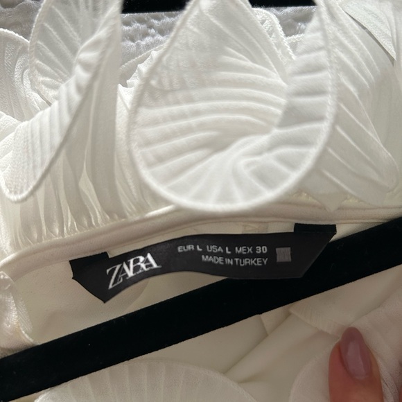 White dress with ruffles - Picture 5 of 5